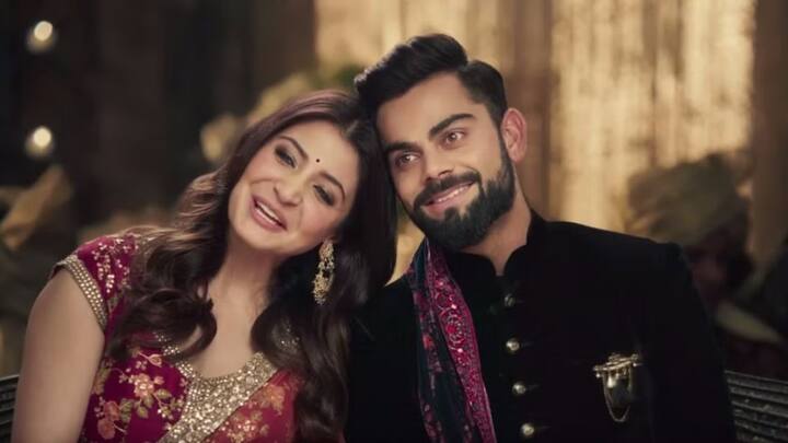 Virat Kohli & Anushka Sharma: भारतीय क्रिकेटर विराट कोहली ने बॉलीवुड एक्ट्रेस अनुष्का शर्मा को अपना हमसफर चुना. दोनों ने साल 2017 में सात फेरे लिए. वहीं, दोनों की पहली मुलाकात 2013 में हुई थी.