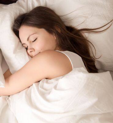 ਕੈਫੀਨ ਤੋਂ ਬਚੋ: ਕੈਫੀਨ ਤੁਹਾਡੀ ਨੀਂਦ ਵਿੱਚ ਵਿਘਨ ਪਾ ਸਕਦੀ ਹੈ, ਇਸ ਲਈ ਕੌਫੀ, ਚਾਹ ਅਤੇ ਸਾਫਟ ਡਰਿੰਕਸ ਵਰਗੇ ਕੈਫੀਨ ਵਾਲੇ ਪੀਣ ਵਾਲੇ ਪਦਾਰਥਾਂ ਤੋਂ ਬਚੋ।