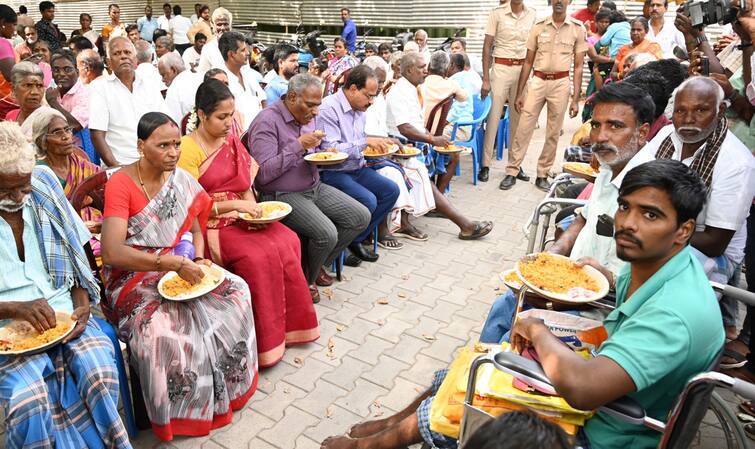 Tiruvannamalai District Collector fed food at his own expense to satisfy the hunger of differently abled persons - TNN மாற்றுத்திறனாளிகளின் பசியை போக்கிய மாவட்ட ஆட்சியர் - திருவண்ணாமலையில் நெகிழ்ச்சி