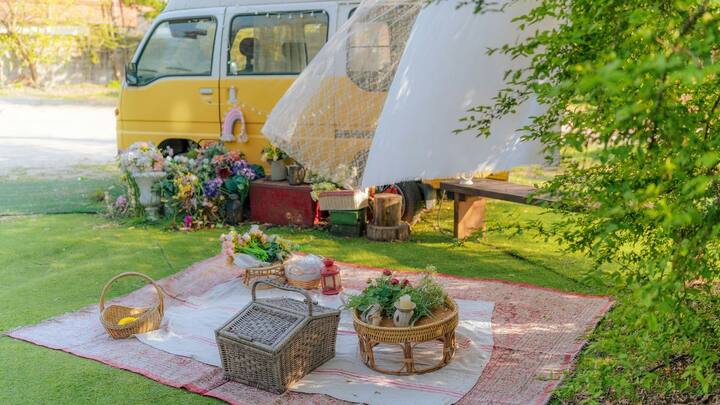 பெயர், பிறந்த தேதி, முகவரி போனற் அடிப்படை விவரங்களை நிரப்ப வேண்டும். சுய விவரங்களை சமர்பித்த பிறகு, பாஸ்போர்ட் புதுப்பித்தலுக்கான கட்டணத்தை செலுத்தி சந்திப்பு தேதியை திட்டமிட வேண்டும்.