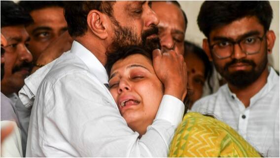अभिषेक घोसालकर के परिवार में मातम, अंतिम संस्कार में श्रद्धांजलि देने पहुंचे उद्धव ठाकरे अभिषेक घोसालकर के परिवार में मातम, अंतिम संस्कार में श्रद्धांजलि देने पहुंचे उद्धव ठाकरे