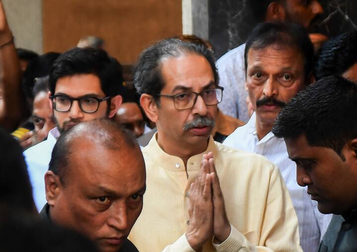 पार्टी चीफ उद्धव ठाकरे और उनके बेटे आदित्य ठाकरे भी अंतिम संस्कार में पहुंचे.