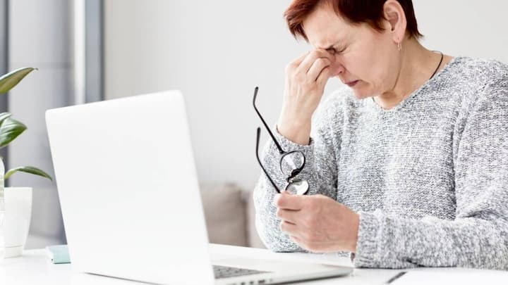 विटामिन ए की कमी के कारण त्वचा और बाल ड्राई होने लगते हैं. साथ ही बेजान से दिखने लगते हैं.