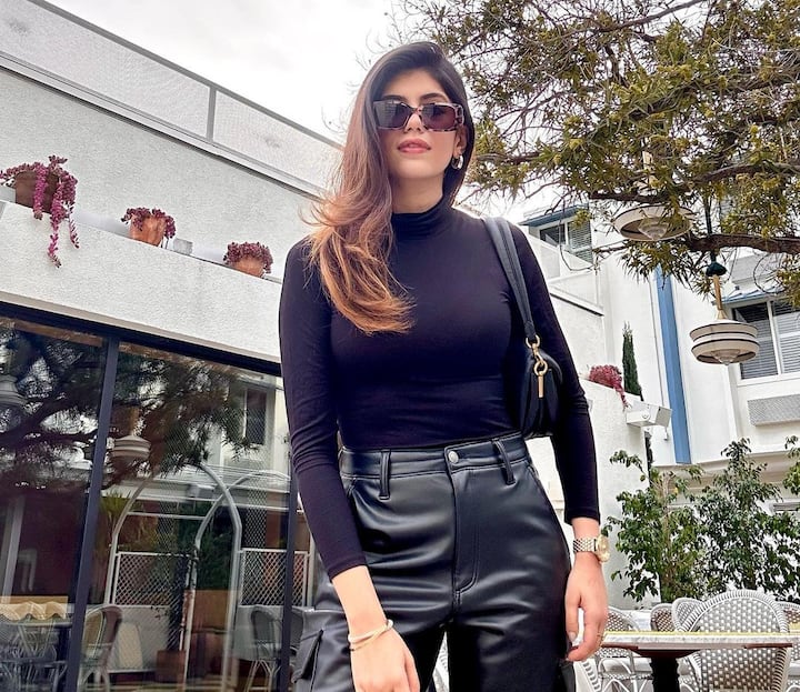 In addition, she also had a little black purse in her carrying. (Image Source: Instagram/Sanjana Sanghi)