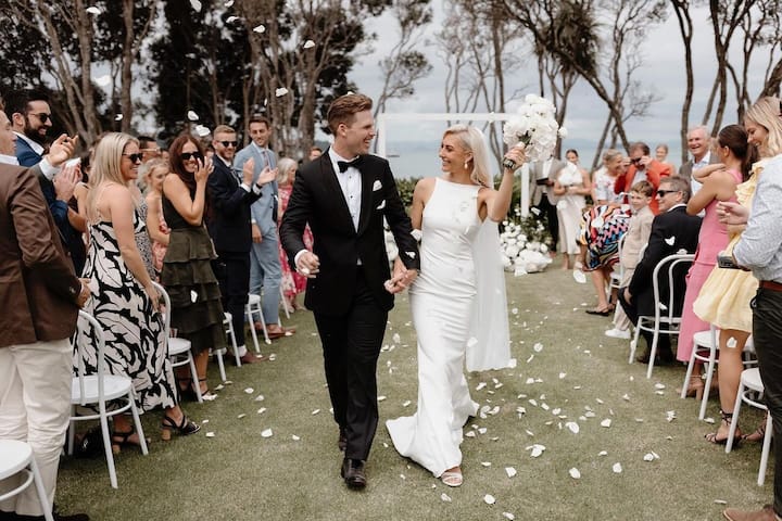 शादी की तस्वीरों में  फर्ग्यूसन ब्लैक और व्हाइट सूट में नज़र आए. पोस्ट पर कमेंट करते हुए कीवी खिलाड़ी जिमी नीशम ने उन्हें शादी की बधाई दी.