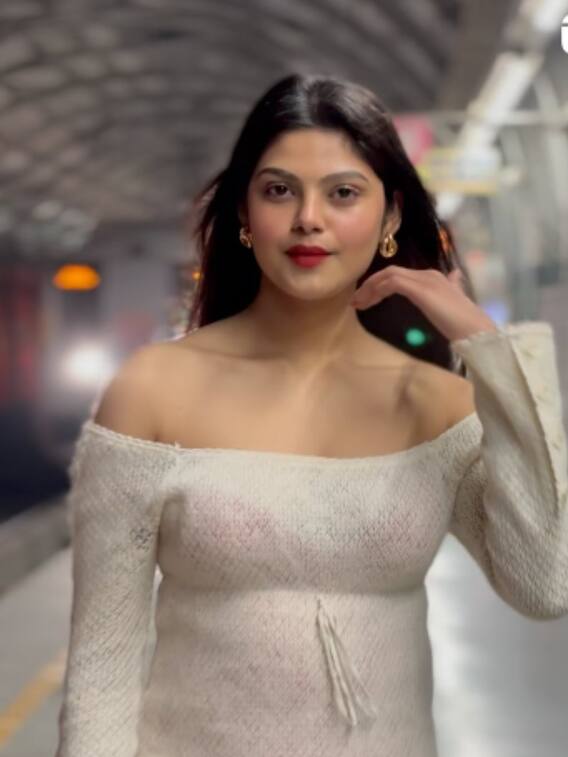 कौन है दिल्ली मेट्रो की ये 'वायरल गर्ल'? खूब हो रही चर्चा