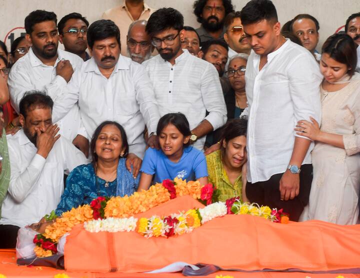 अभिषेक घोसालकर को उस वक्त गोली मारी गई जब फेसबुक लाइव करने को वह समाप्त कर रहे थे. इसी दौरान उनपर तीन गोलियां चलाई गईं.