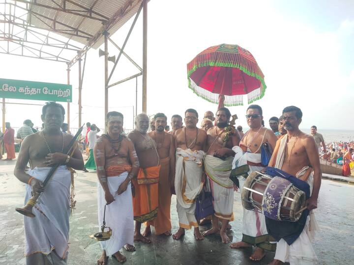 மக்கள் திருச்செந்தூர் நோக்கி படையெடுப்பதால் திருச்செந்தூர் நெடுஞ்சாலையில் பக்தர்கள் கூட்டம் அலை மோதுகிறது.