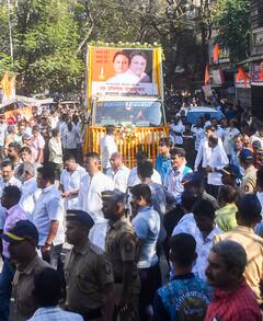 अभिषेक घोसालकर के परिवार में मातम, अंतिम संस्कार में श्रद्धांजलि देने पहुंचे उद्धव ठाकरे