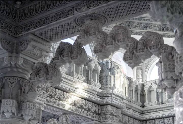 இந்தியாவைச் சேர்ந்த 1,500 க்கும் மேற்பட்ட திறமையான கைவினை கலைஞர்கள் கோயிலுக்கான சிலைகளை செதுக்கி தந்துள்ளனர்