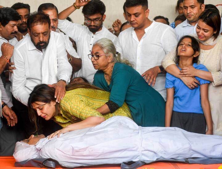 अभिषेक घोसालकर की पत्नी और परिवार के अन्य सदस्यों ने उन्हें नम आंखों से विदाई दी. इस दौरान परिवार का रो-रोकर बुरा हाल था.