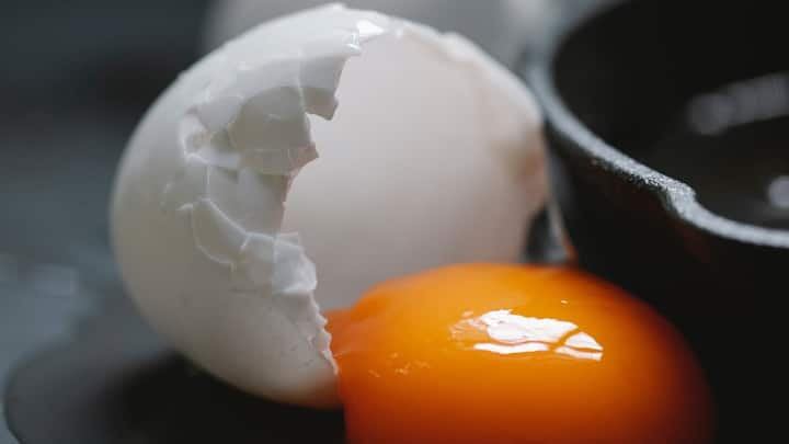 Eggshells Benefits :अंड्याच्या टरफलांना आपण कचरा समजतो आणि फेकून देतो. पण आम्ही तुम्हाला सांगतो की अंड्यातील पिवळ बलक आणि पांढरा याशिवाय अंड्याची साल देखील खूप प्रभावी आहे.