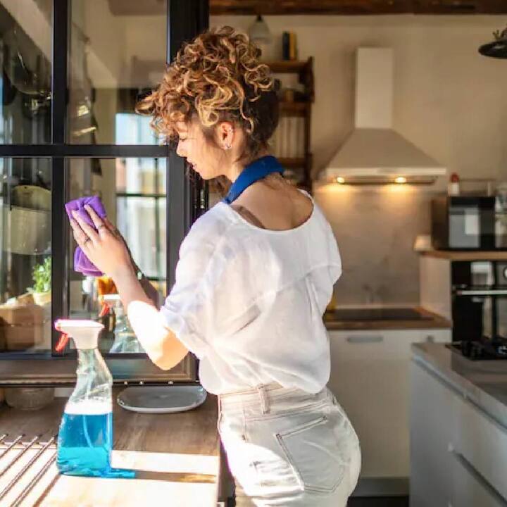 ਪਾਣੀ 'ਚ ਤਰਲ ਡਿਸ਼ ਧੋਣ ਵਾਲੇ ਸਾਬਣ ਦੀਆਂ ਕੁਝ ਬੂੰਦਾਂ ਮਿਲਾਓ ਅਤੇ ਸ਼ੀਸ਼ੇ 'ਤੇ ਛਿੜਕਾਅ ਕਰੋ ਅਤੇ ਨਰਮ ਕੱਪੜੇ ਨਾਲ ਰਗੜੋ। ਸ਼ੀਸ਼ਾ ਪੂਰੀ ਤਰ੍ਹਾਂ ਸਾਫ਼ ਹੋ ਜਾਵੇਗਾ।