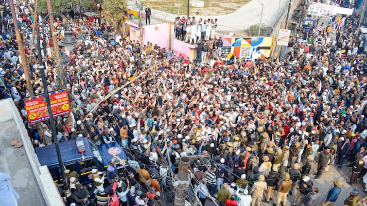 Bareilly Violence Maulana Tauqeer Raza jail bharo Call stones pelted during the demonstration ANN Bareilly Violence: मौलाना तौकीर रजा के जेल भरो आंदोलन के दौरान बवाल, प्रदर्शनकारियों ने किया पथराव