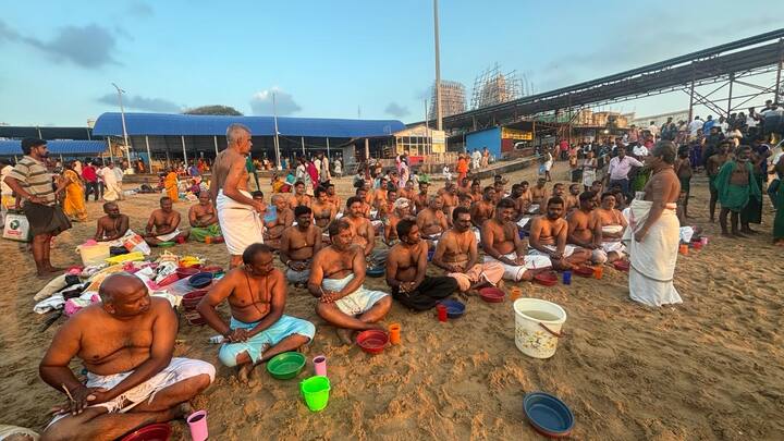 இதனால் மக்கள் அனைவரும் பல கோவில்களுக்கும் கடற்கரைகளுக்கும் சென்று தர்ப்பணம் செய்து வழிபடுவார்கள்.