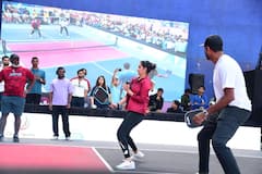 Sania Mirza Pics: तलाक के बाद पहली बार टेनिस कोर्ट में दिखीं सानिया मिर्जा, चेहरे पर मुस्कान लिए यूं दिए पैपराजी को पोज