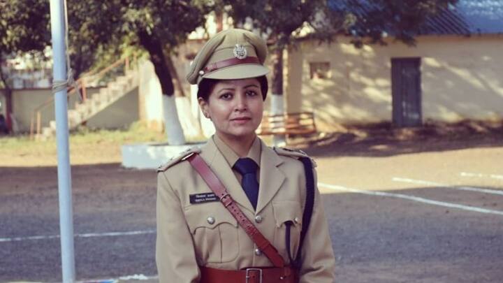 ইউপিএসসি পরীক্ষায় উত্তীর্ণ হওয়ার আগে বেশ কিছু হিন্দি ছবিতে অভিনয় করেছিলেন সিমলা প্রসাদ। পরীক্ষার প্রস্তুতিতে তাতে বাধা পড়েনি। ছবিতে অভিনয়ের পাশাপাশি চলেছে পড়াশোনা। ছবি- সিমলা প্রসাদের ইনস্টাগ্রাম