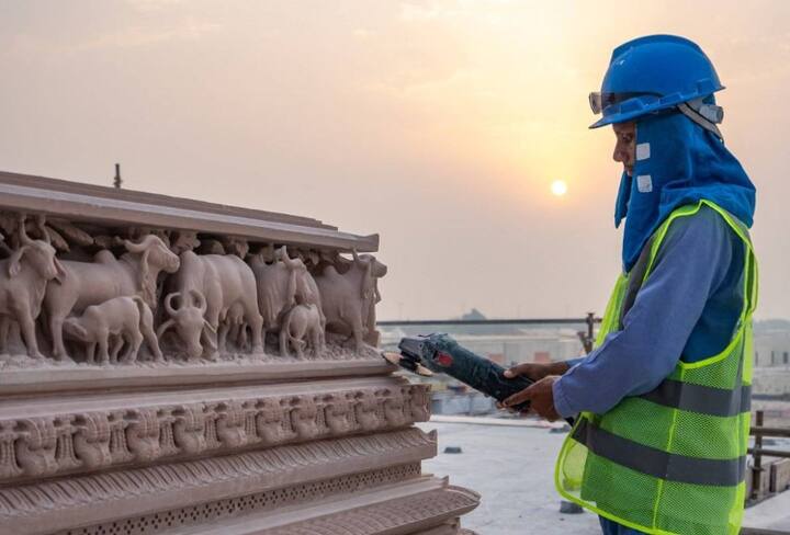 சுமார் 900 கோடி ரூபாய் செலவில் கட்டப்படும் இந்த கோயிலுக்காக, ஏற்கனவே 4 லட்சம் மணிநேர உழைப்பு முதலீடு செய்யப்பட்டுள்ளது