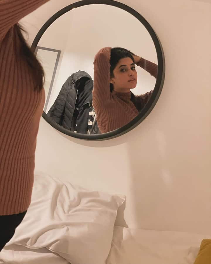 నాని 'గ్యాంగ్‌ లీడర్‌' సినిమాతో తెలుగు తెరకు పరిచమైంది ఈ బ్యూటీ. ఫస్ట్‌ మూవీతోనే తెలుగులో మంచి గుర్తింపు పొందింది. ఈ సినిమాలోని ఆమె అందం, అభినయం, నటనకు ప్రేక్షకులు ఫిదా అయ్యారు.