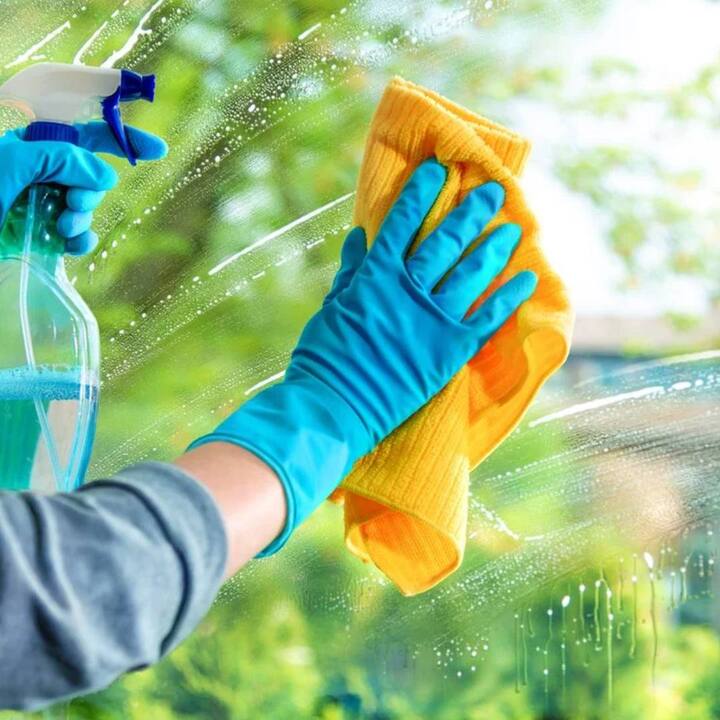 Glass Cleaning- ਲੋਕ ਸ਼ੀਸਿਆਂ ਨੂੰ ਸਾਫ਼ ਕਰਨ ਲਈ ਸਾਧਾਰਨ ਗਿੱਲੇ ਕੱਪੜੇ ਦੀ ਵਰਤੋਂ ਕਰਦੇ ਹਨ। ਪਰ ਇਸ ਨਾਲ ਸ਼ੀਸ਼ੇ ਚੰਗੀ ਤਰ੍ਹਾਂ ਸਾਫ਼ ਨਹੀਂ ਹੁੰਦੇ। ਧੱਬੇ ਰਹਿ ਜਾਂਦੇ ਹਨ। ਤੁਸੀ ਸ਼ੀਸ਼ਿਆਂ ਨੂੰ ਚਮਕਾਉਣ ਲਈ ਇਹ ਆਸਾਨ ਉਪਾਅ ਕਰ ਸਕਦੇ ਹੋ।