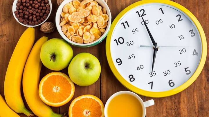 कई लोग फास्टिंग के दौरान खूब  मीठा खाते हैं ताकि वह पूरे दिन एनर्जेटिक महसूस करें. लेकिन साइंस के मुताबिक चीनी खाने की लत शरीर के लिए काफी ज्यादा नुकसानदायक हो सकता है.