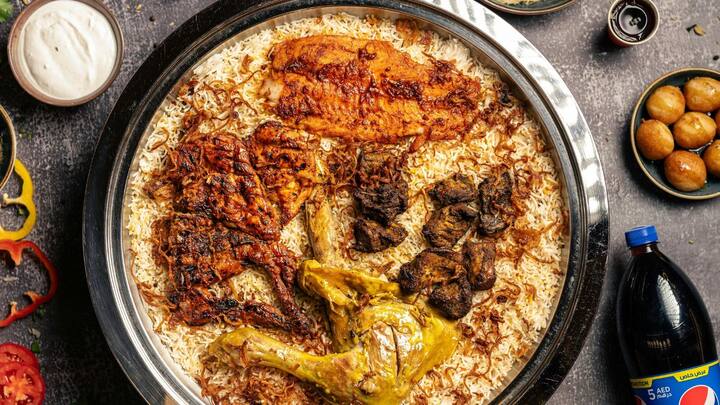 தக்காளி நன்கு வதங்கியதும், தயிர் சேர்த்துக் கொள்ளவும். அடுத்ததாக எடுத்து வைத்துள்ள 4 கப் தேங்காய் பாலையும் சேர்த்துக் கொள்ளுங்கள். அதோடு மட்டன் வேக வைத்த தண்ணீரை இரண்டு கப்புகளாக எடுத்துக் கொண்டு அதையும் பாத்திரத்தில் ஊற்றவும். பிறகு வேகவைத்த மட்டனையும் சேர்த்துக் கொள்ளவும். பிறகு, தேவையான அளவு உப்பு, புதினா இலைகள், கொத்தமல்லி தழைகளைச் சேர்த்து கலக்கவும். அந்த கலவை ஒரு கொதி வந்ததும் அரிசியை கழுவிக் கொட்டவும்.