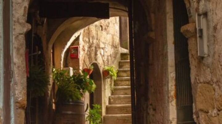 তবে শুধুমাত্র হিপি সংস্কৃতির জন্যই পরিচিত নয় Calcata. এই গ্রামকে ঘিরে রয়েছে লোককথাও। আদি বাসিন্দাদের দাবি, Calcata-র মাটিতে আদিম শক্তি নিহিত আছে। সেখান থেকেই নাকি ডাইনিবিদ্যার সূচনা।  এমনকি সেখানকার বাড়িগুলির মেঝের নিচে গুপ্ত কুঠুরির হদিশ মেলে, যা একসময় সমাধি হিসেব ব্যবহৃত বলে দাবি। ছবি: ফ্রিপিক।