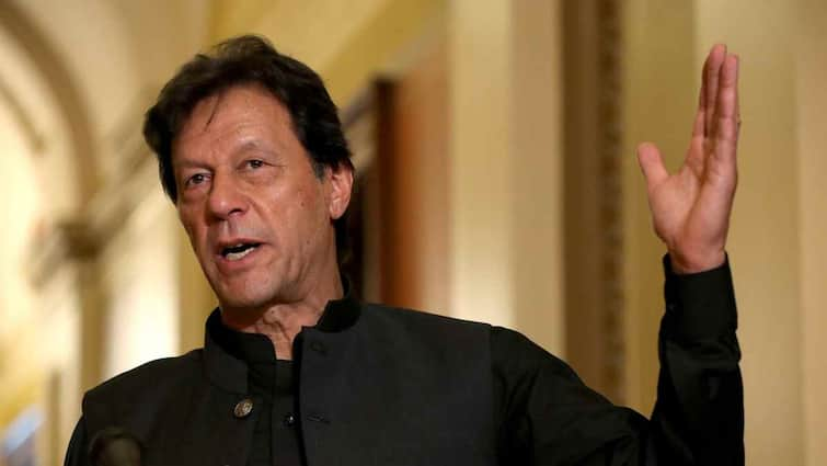 Imran Khan Pakistan tehreek e insaaf Threatens Protest If Pak Poll Results Not Declared By Midnight इमरान खान की पार्टी ने दी चुनाव आयोग को धमकी, कहा- आधी रात तक घोषित करो नतीजे, नहीं तो तेज होंगे विरोध प्रदर्शन