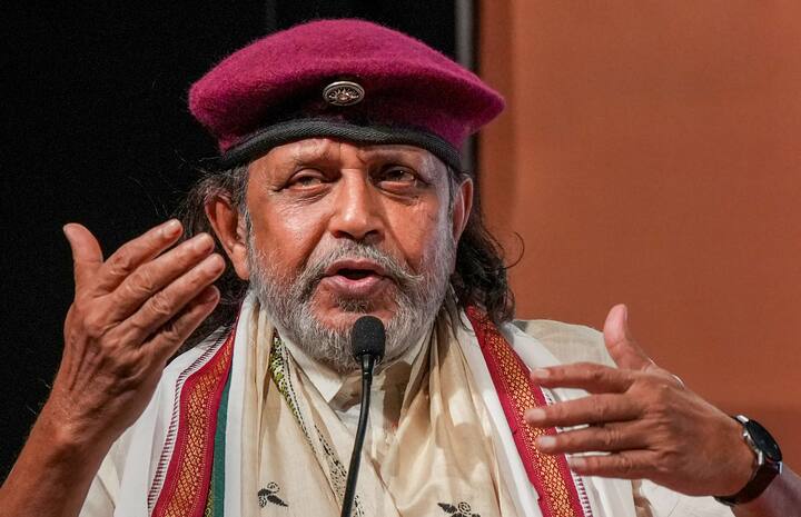मिथुन यांचं सध्या वय हे 73 वर्ष आहे. शनिवार 10 फेब्रुवारी रोजी मिथून यांना रुग्णालयात दाखल करण्यात आलं आहे. (Photo Credit : PTI)