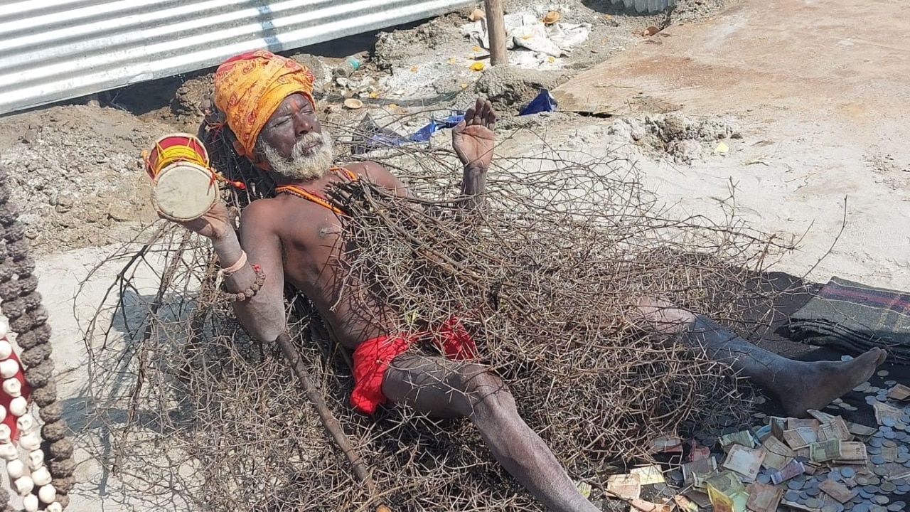 Prayagraj: 33 सालों से कांटों के ढेर पर लेटे हुए हैं यह बाबा, वजह जानकर आप भी हो जाएंगे हैरान