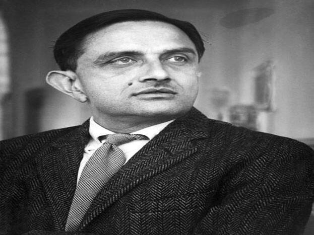 વિક્રમ સારાભાઈ: વિક્રમ અંબાલાલ સારાભાઈને ભારતના અવકાશ ઇતિહાસના પિતા કહી શકાય. એક રીતે તેમણે ભારતના સ્પેસ પ્રોગ્રામનો પાયો નાખ્યો. તેમણે દેશમાં અંતરિક્ષ અને સંશોધન સંબંધિત 40 સંસ્થાઓ ખોલી. તેમણે ન્યુક્લિયર એનર્જી, ઈલેક્ટ્રોનિક્સ અને અન્ય ઘણા ક્ષેત્રોમાં પણ સમાન યોગદાન આપ્યું હતું.