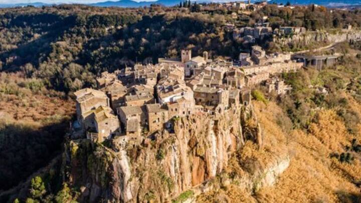 বিপজ্জনক অবস্থান বলে ১৯৩০ সালের মাঝামাঝি সময় থেকে Calcata ছাড়ার হিড়িক শুরু হয়। ১০ মিনিট দূরে, সমতলের উপর Calcata Nuova নামের নতুন একটি গ্রাম গড়ে ওঠে। ফলে Calcata প্রায় জনশূন্য অবস্থায় পড়েছিল। ছবি: ফ্রিপিক।