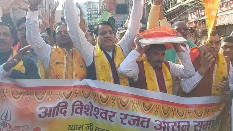 Gyanvapi basement Traders handed silver throne atmosphere happiness devotees ann Varanasi News: ज्ञानवापी के तहखाना के लिए व्यापारियों ने सौंपा चांदी का सिंहासन, भक्तों में खुशी का माहौल