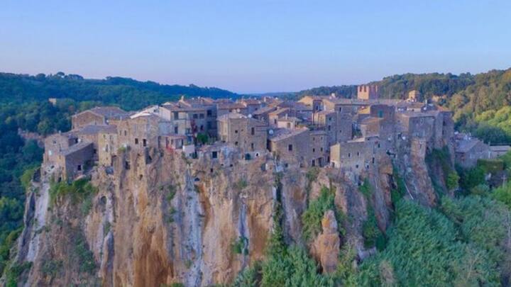 Calcata Village in Italy:  সাজানো গোছানো এই গ্রাম। তিলোত্তমার সঙ্গে মিল নামে। ছবি: ফ্রিপিক।