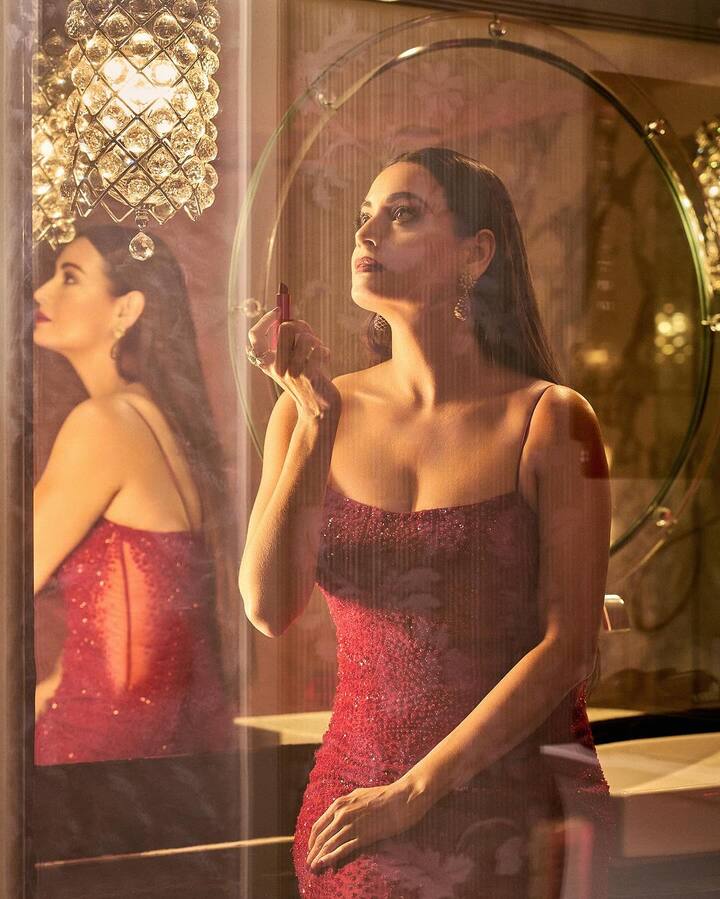 દીયાએ ગ્લેમરસ અંદાજમાં રેડ ગાઉનમાં સુંદર તસવીરો શેર કરી છે. ગ્લેમરસ રેડ કલરના ગાઉનમાં દીયા મિર્ઝાએ હોટ ફિગર ફ્લોન્ટ કર્યું છે.