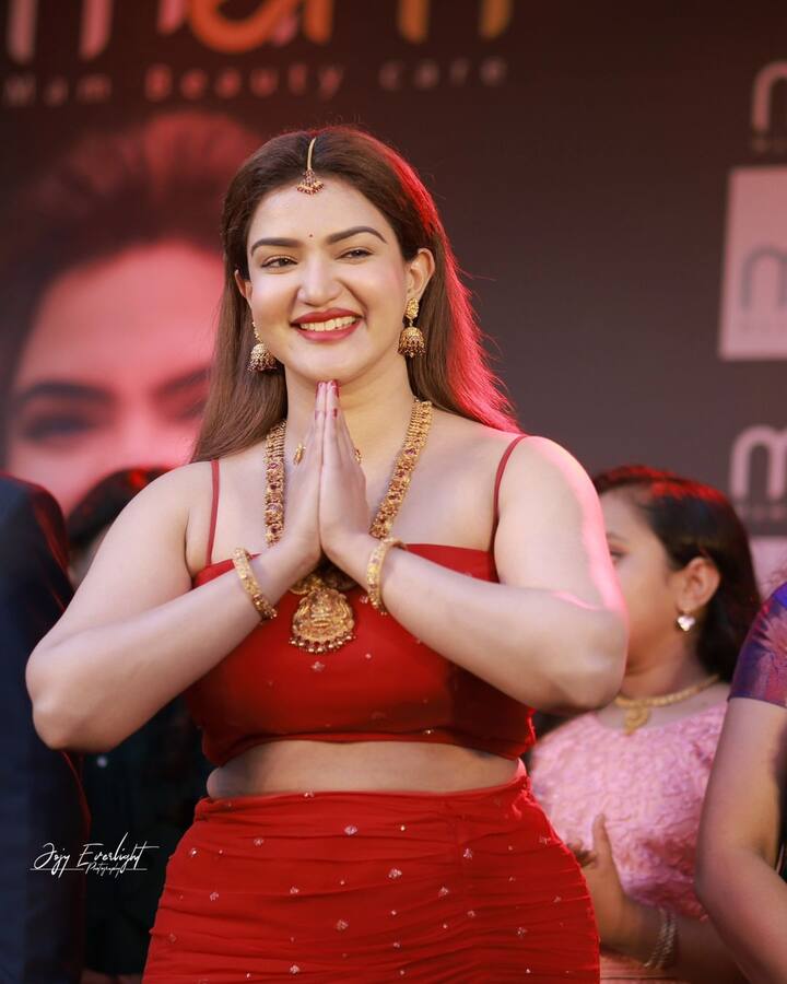 હની રોઝ મલયાલમ ફિલ્મ ઈન્ડસ્ટ્રીની સૌથી ખૂબસૂરત અભિનેત્રીઓમાંની એક છે.તેની તમામ નવી તસવીરો આગની જેમ વાયરલ થાય છે.