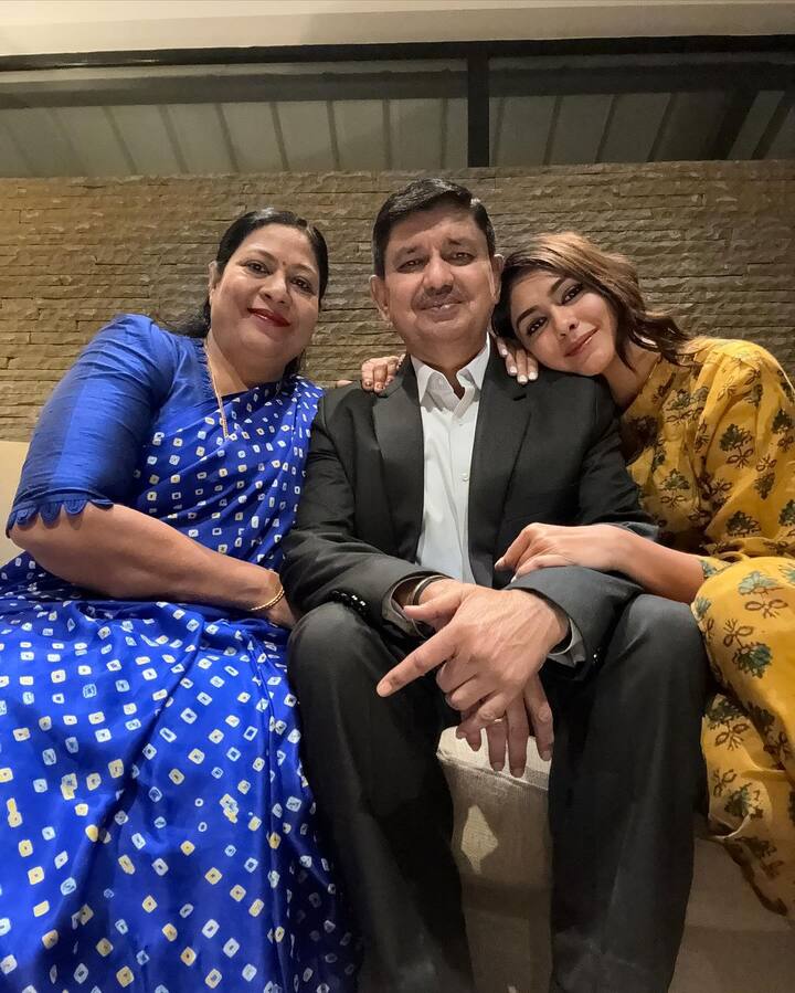 తెలుగు సినిమా సీతారామంతో ఒక్కసారిగా స్టార్‌ హీరోయిన్‌ జాబితాలో చేరిపోయింది మృణాల్‌ ఠాకూర్‌. స్టోరీ, సాంగ్స్, మృణాల్, దుల్కర్ ఈ సినిమాకు ప్లస్​ పాయింట్స్​గా మారిపోయారు.  (Images Source : Instagram/mrunalthakur)