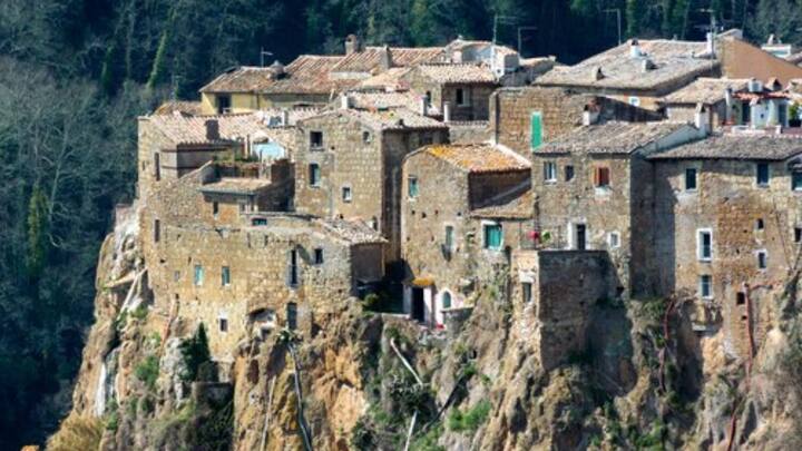 গ্রামীণ জীবনের রূপরেখা ফুটিয়ে তুলতে রয়েছে মিউজিয়ামও। গার্হস্থ্য জীবনে ব্যবহৃত প্রায় ৫০০ যন্ত্রপাতি রয়েছে। মিউজিয়ামের সামনে রয়েছে রেস্তরাঁ। ছবি: ফ্রিপিক।