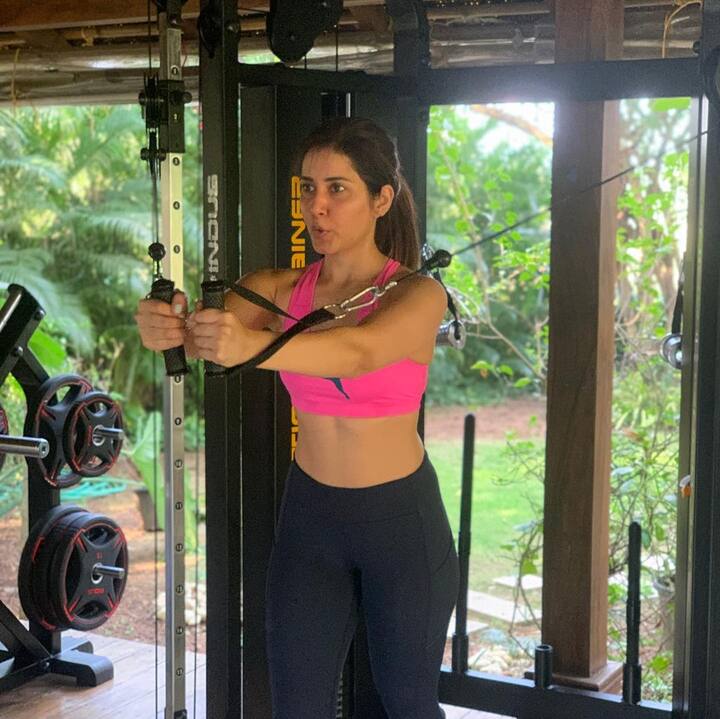 மெட்ராஸ் கஃபே படம் மூலம் ஹிந்தி சினிமாவில் அறிமுகமானவர் நடிகை ராஷி கண்ணா