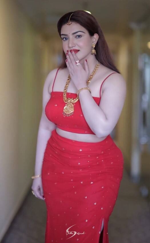 હની રોઝે 14 વર્ષની ઉંમરે અભિનયની દુનિયામાં પ્રવેશ કર્યો હતો. તમિલ, કન્નડ અને તેલુગુ ફિલ્મોમાં પણ કામ કર્યું છે.