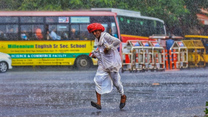 मौसम विभाग के मुताबिक ठंड के बीच आने वाले कुछ दिनों में तापमान बढ़ने वाले हैं. शुक्रवार की बात करें तो दिनभर बादल छाए रहे. तो वहीं पश्चिमी विक्षोभ के कारण फरवरी के पहले हफ्ते में कड़ाके की सर्दी के साथ बारिश और ओले गिरे. बीते दो दिन प्रदेश के कई जिलों में बारिश के बाद अब मौसम धीरे-धीरे साफ हो रहा है. मौसम विभाग ने अनुमान जताया है कि अब जल्द ही सर्दी से राहत मिल सकती है. 