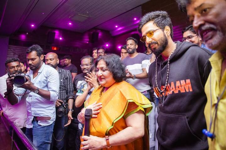 படக்குழுவினருடன் ரஜினியின் மனைவி லதா ரஜினிகாந்த், சென்னை கோயம்பேட்டில் உள்ள ரோஹிணி திரையரங்கிற்கு வந்திருந்தார்.