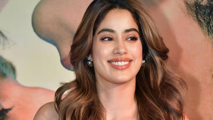 Janhvi Kapoor : జాన్వీ కపూర్ తన లేటెస్ట్ ఫోటోల్లో హార్ట్ ఫుల్​గా నవ్వేస్తూ ఫోటోలకు ఫోజులిచ్చింది. వాటిని ఇన్​స్టాలోని తన స్టోరీలలో పోస్ట్ చేసింది జాన్వీ.