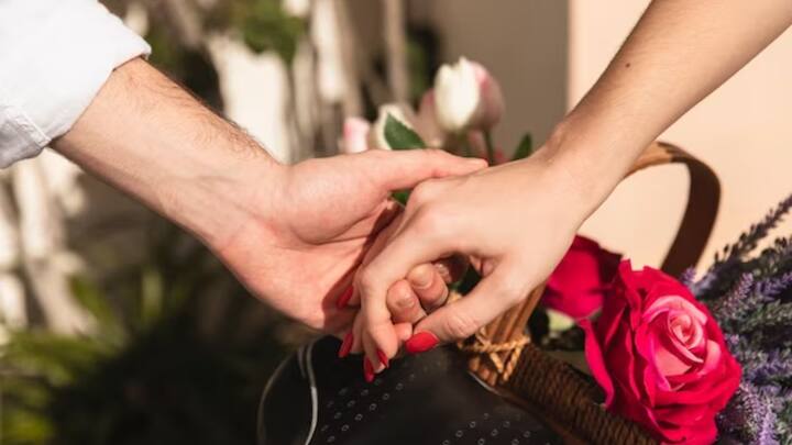 इस दिन की विशेषता यह है कि कपल्स इसे बड़े खुशी के साथ मनाते हैं. वे एक दूसरे से कई वादे करते हैं और हमेशा साथ रहने और एक दूसरे के लिए बने रहने का वादा लेते हैं.