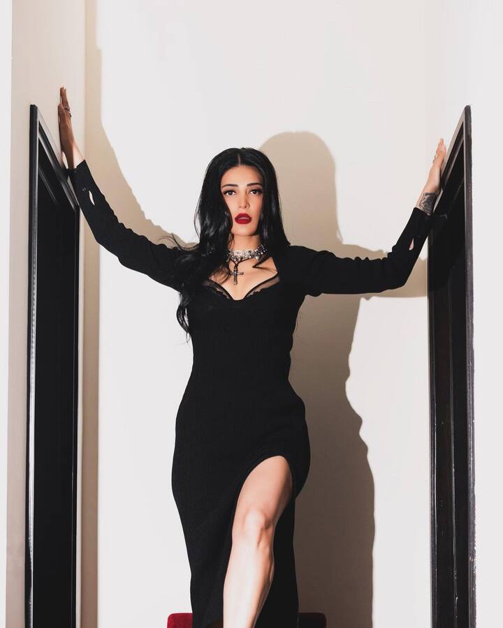 శ్రుతిహాసన్ ఈ ఏడాది ఇప్పటికే మూడు సినిమాలతో వచ్చేసింది. రీసెంట్ గా 'సలార్' సినిమాలో ప్రభాస్ జోడీగా నటించింది. ఆల్రెడీ సంక్రాంతికి 'వాల్తేరు వీరయ్య', 'వీర సింహా రెడ్డి' సినిమాలతో రెండు బ్లాక్ బస్టర్లు అందుకుంది