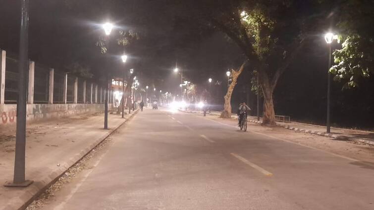 Aligarh cold road Changed look people foreign country feeling during day night ann Aligarh News: अलीगढ़ में 'ठंडी सड़क' का बदला रूप, अब लोगों को दिला रही विदेश में होने का अहसास