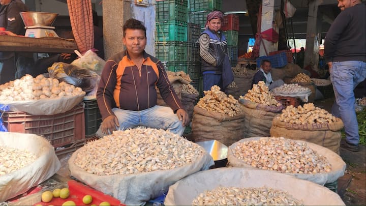 Garlic price crosses Rs 500 in Delhi Despite good yield rates increased due to this reason ann Garlic Price Hike: लहसुन ने बिगाड़ा खाने का स्वाद, कीमत पहुंची 500 पार, अच्छी पैदावार के बाबजूद इस वजह से बढ़े रेट