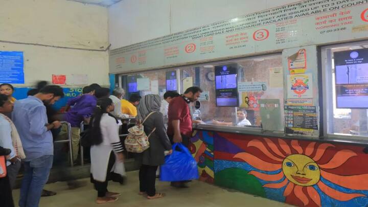 . તત્કાલ ટિકિટ જ્યાંથી બુક કરવામાં આવે ત્યાંથી કન્ફર્મ થવાની શક્યતાઓ છે. પરંતુ મુસાફરીની વચ્ચે કોઈપણ સ્ટેશન પર જઈને જનરલ વેઈટિંગ લિસ્ટમાં ટિકિટ કન્ફર્મ કરી શકાય છે..