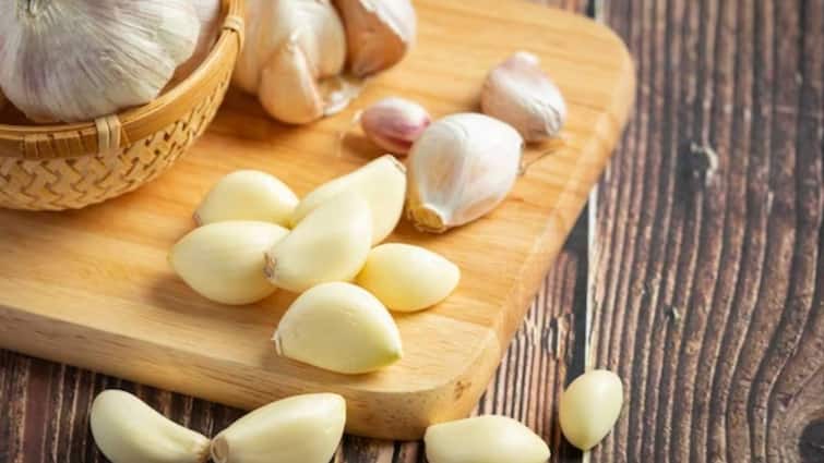 Benefits of Eating Garlic On Empty Stomach know correct way to eat in morning खाली पेट लहसुन खाना होता है फायदेमंद! मगर इसे खाने का तरीका बिल्कुल अलग है, ऐसे खाएं