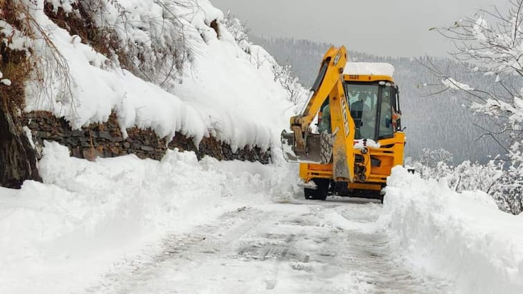 Himachal Pradesh Daily Life Disrupt and Road Block Due to Heavy Rain Snowfall Himachal Weather Forecast ANN Himachal News: हिमाचल में भारी बारिश और बर्फबारी से जनजीवन अस्त-व्यस्त, प्रशासन 143 बाधित सड़कों को बहाल करने में जुटा